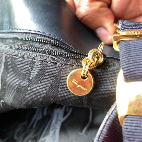💥💥💥VINTAGE SUPER BEAUTIFUL 💥💥Ferragamo Navy blue Canvas Vara
Chain Tote💥💥 - Picture 6 of 16